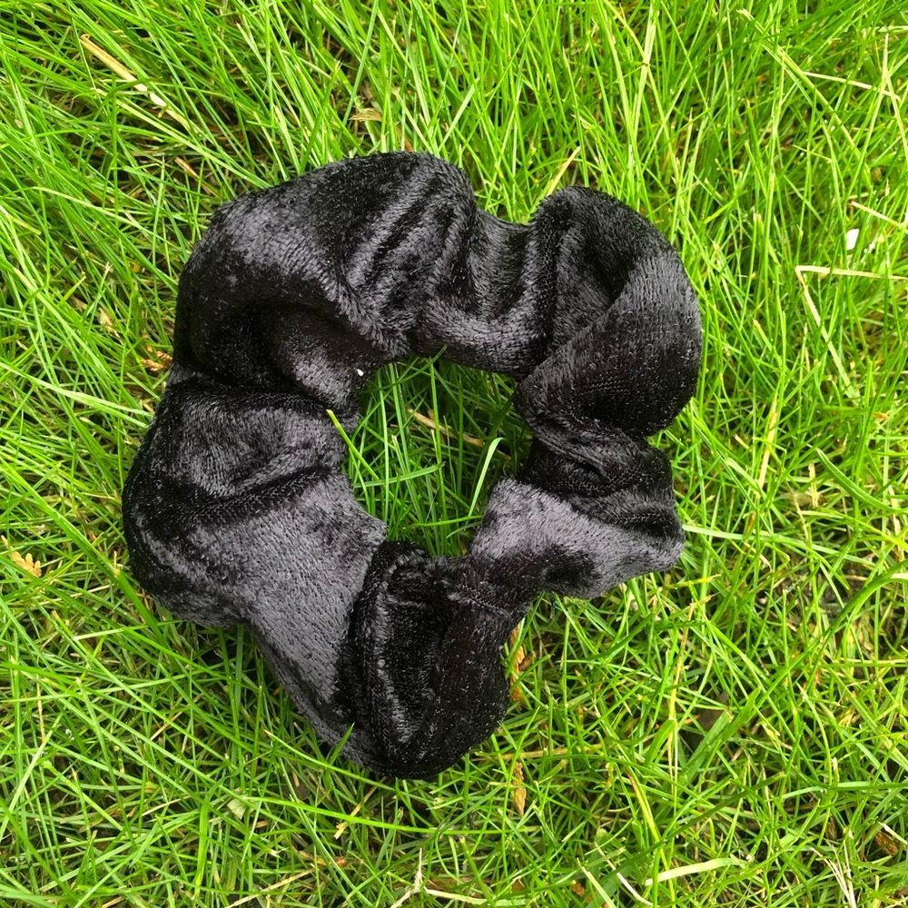 Fluffy Velvet Scrunchie🖤😊